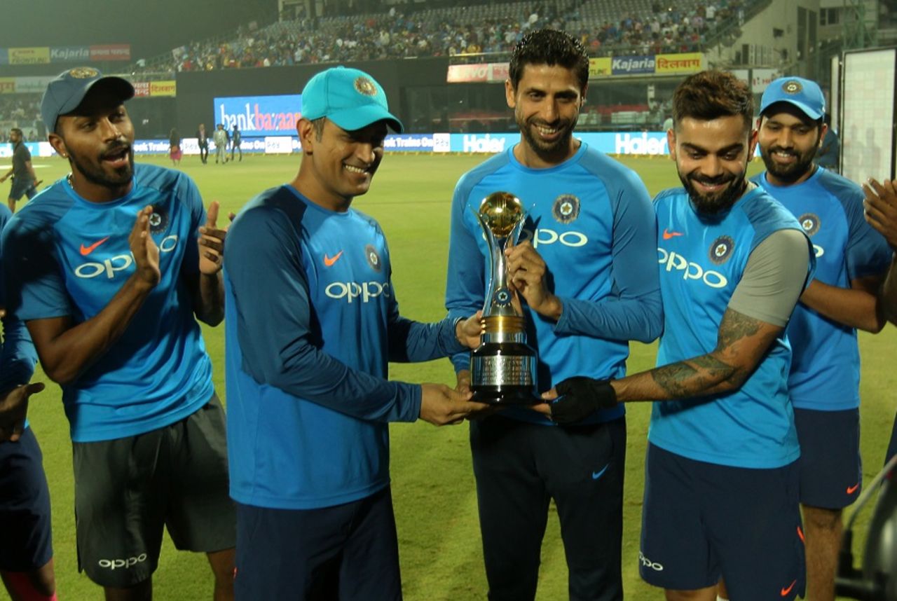 Ashish Nehra is presented with a memento on the occasion of his final international match, India v New Zealand, 1st T20I, Delhi, November 1, 2017
