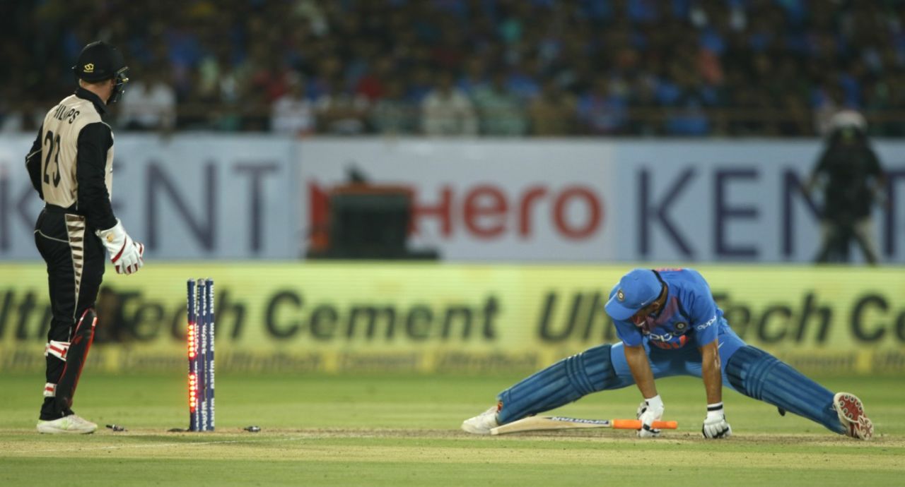 MS Dhoni stretches back into his crease, India v New Zealand, 2nd T20I, Rajkot, November 4, 2017