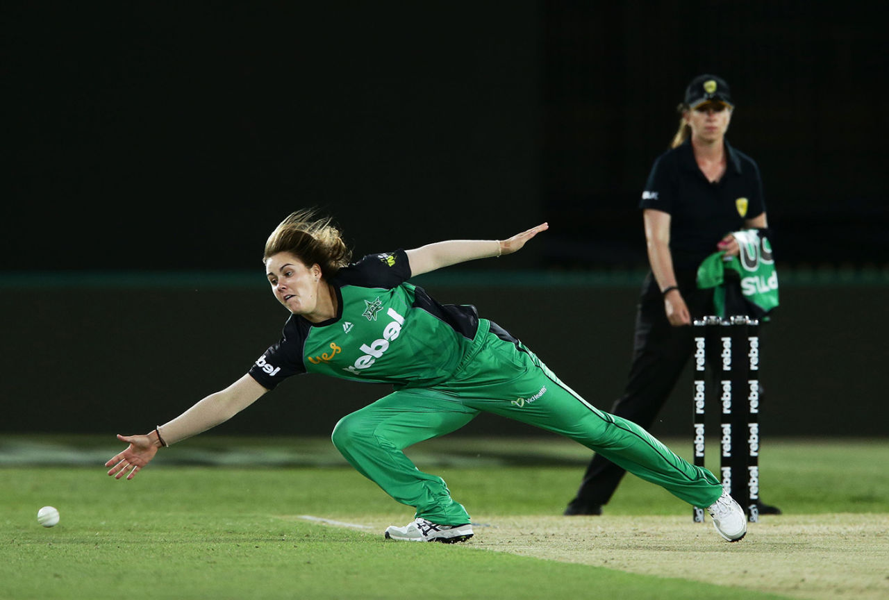 Natalie Sciver attempts to field the ball off her own bowling, Sydney Thunder v Melbourne Stars, Women's Big Bash League, North Sydney Oval, December 10, 2016