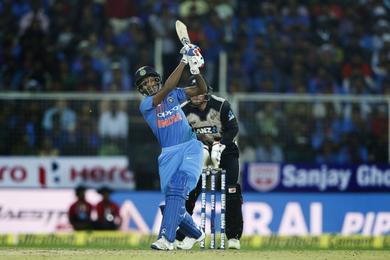 Hardik Pandya gives it a good swing, India v New Zealand, 3rd T20I, Thiruvananthapuram, November 7, 2017