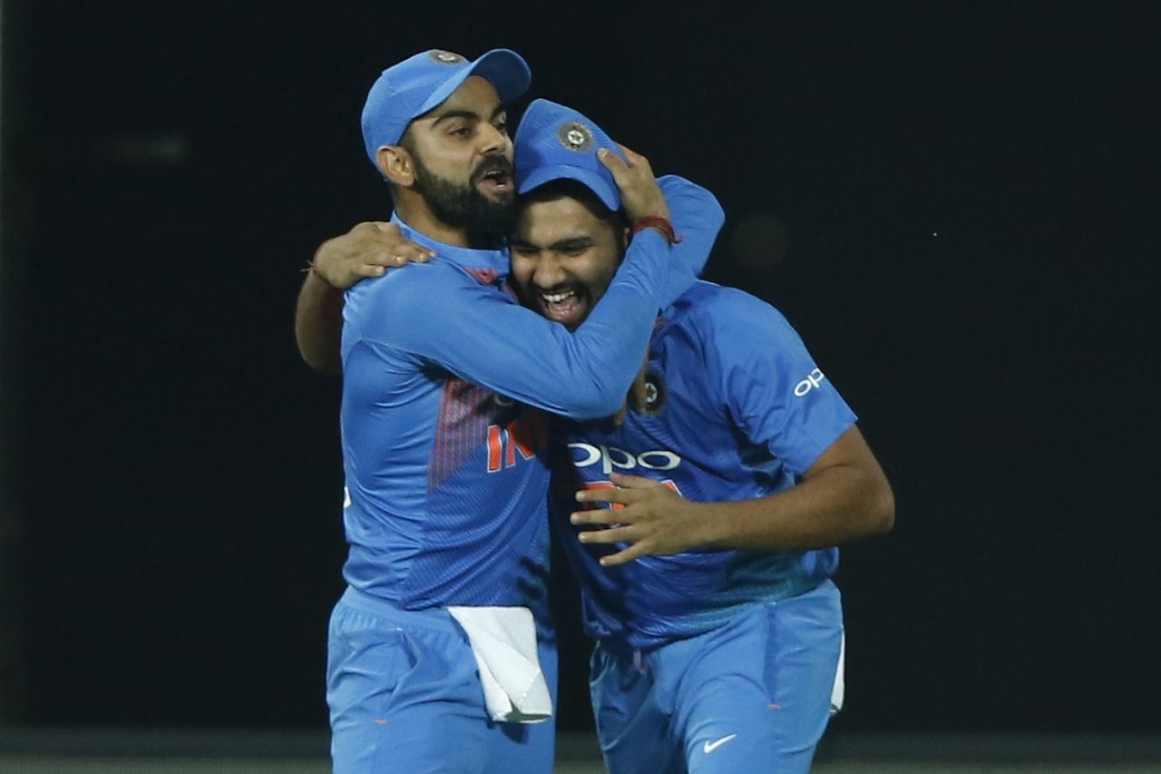 Rohit Sharma took a fine catch and received a big hug, India v New Zealand, 3rd T20I, Thiruvananthapuram, November 7, 2017