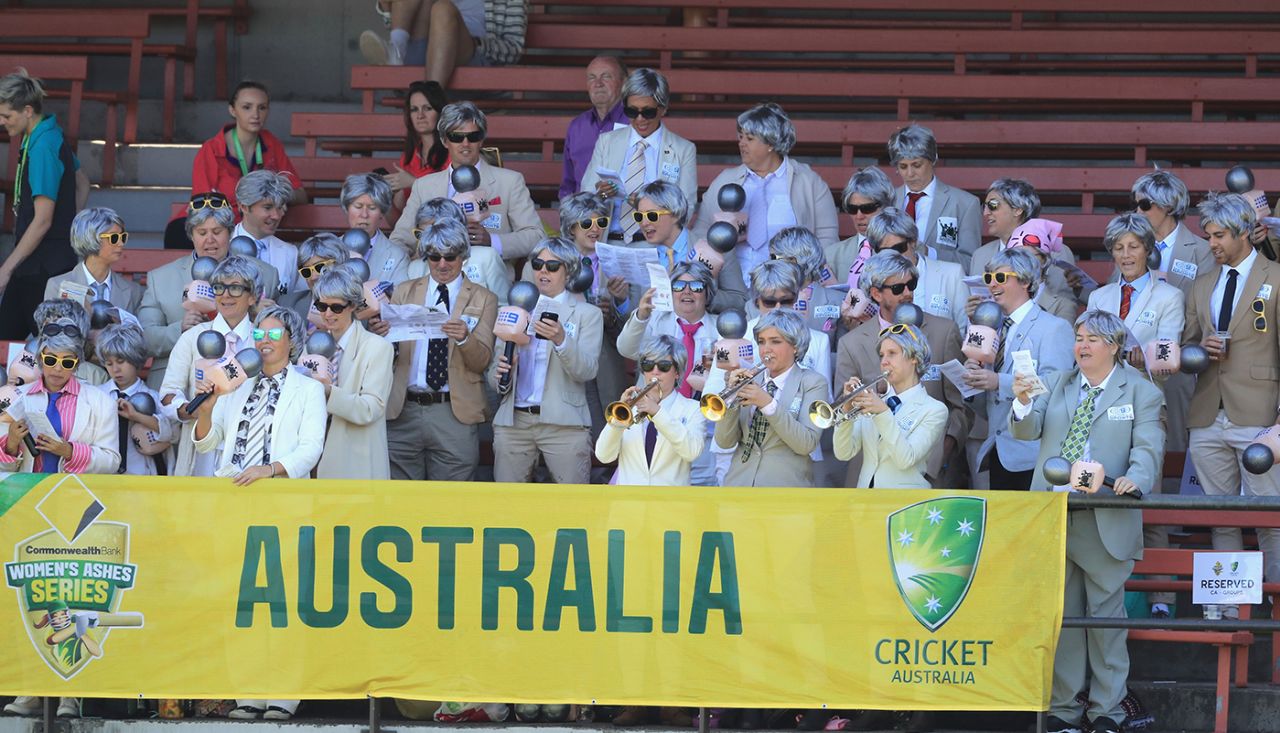 The Richies showed up to cheer Australia on, Australia v England, Women's Ashes 2017-18, Only Test, 2nd day, Sydney, November 10, 2017