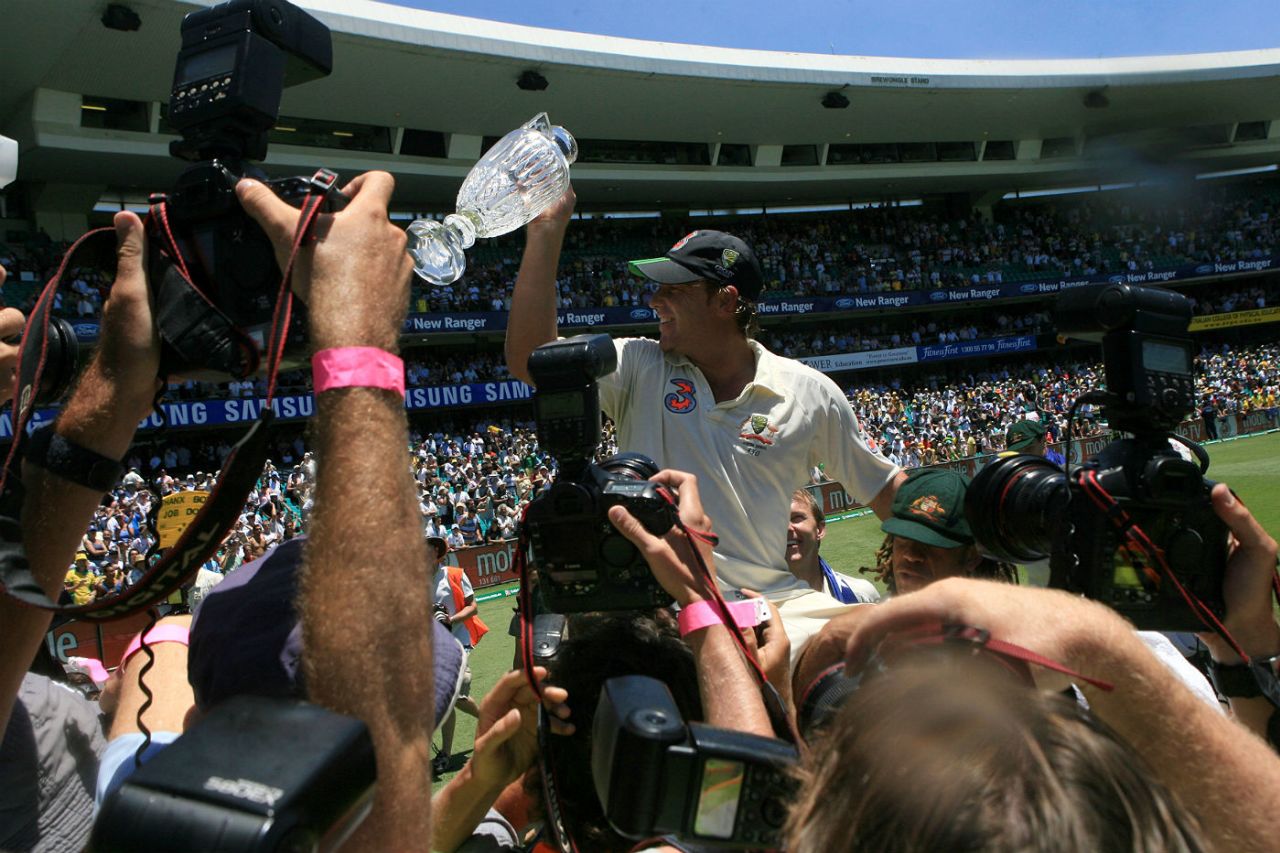 Shane Warne poses with the urn after victory in 2006-07