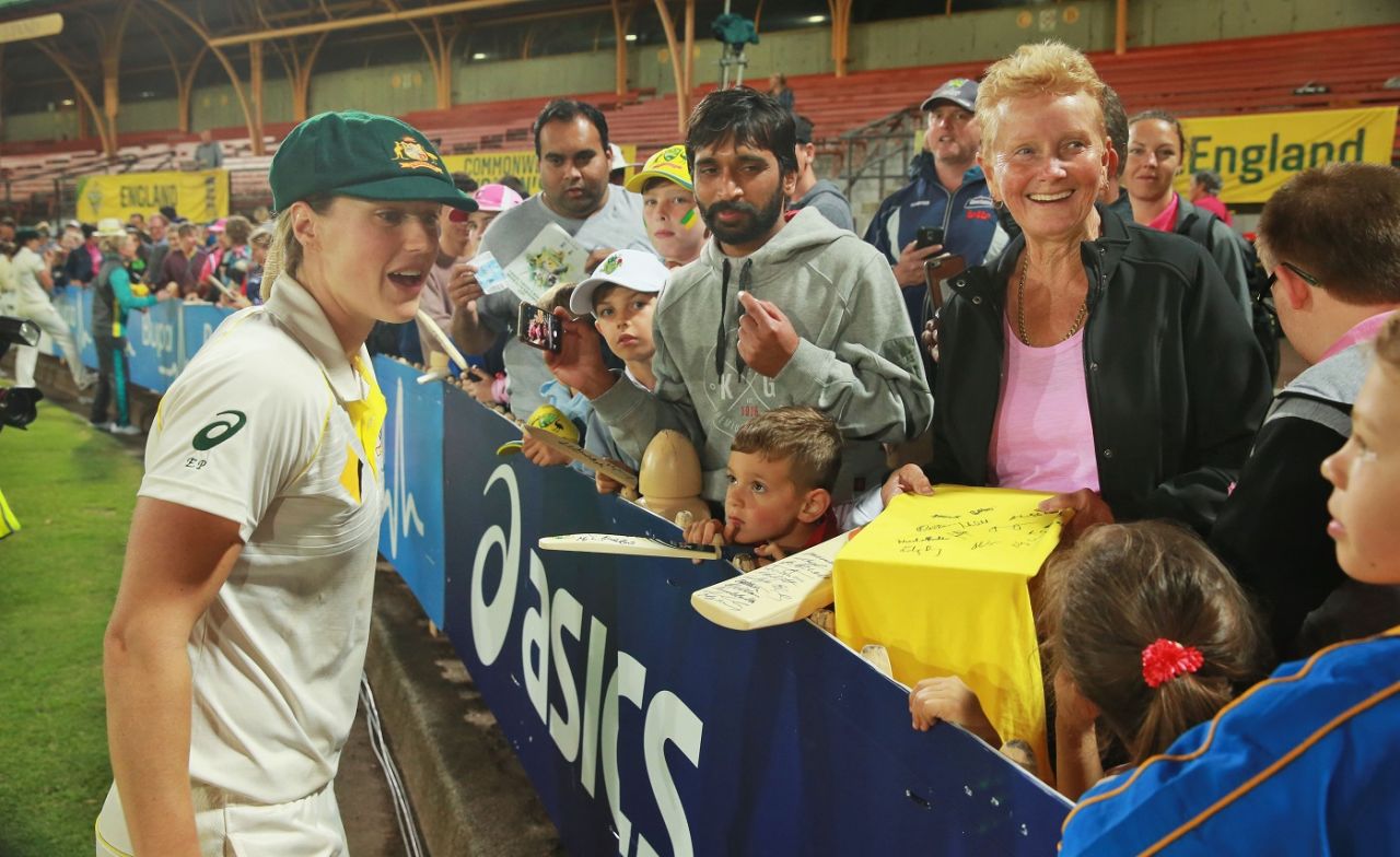 Ellyse Perry acknowledges fans, Australia v England, Women's Ashes 2017-18, Only Test, 3rd day, Sydney, November 11, 2017