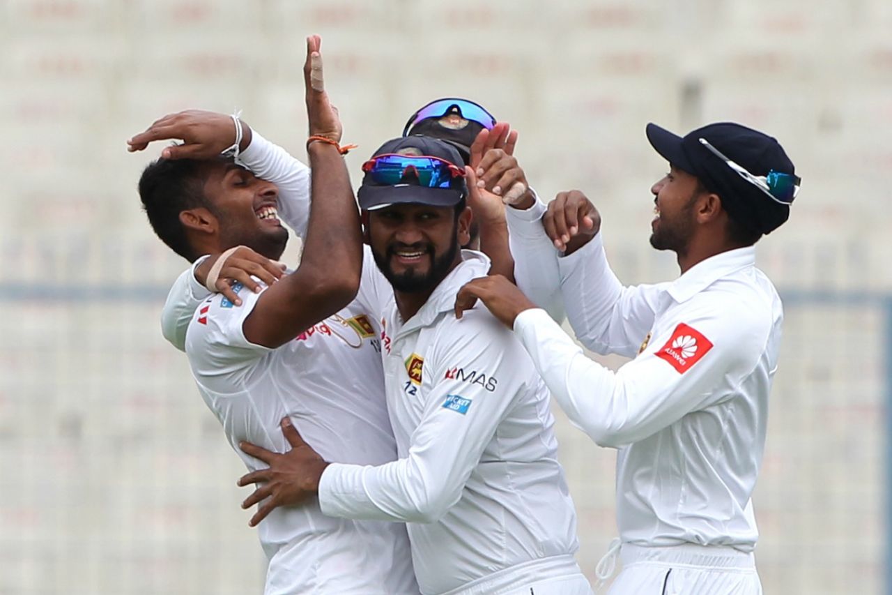 High-fives gone painfully, but gleefully wrong, India v Sri Lanka, 1st Test, 2nd day, Kolkata, November 17, 2017