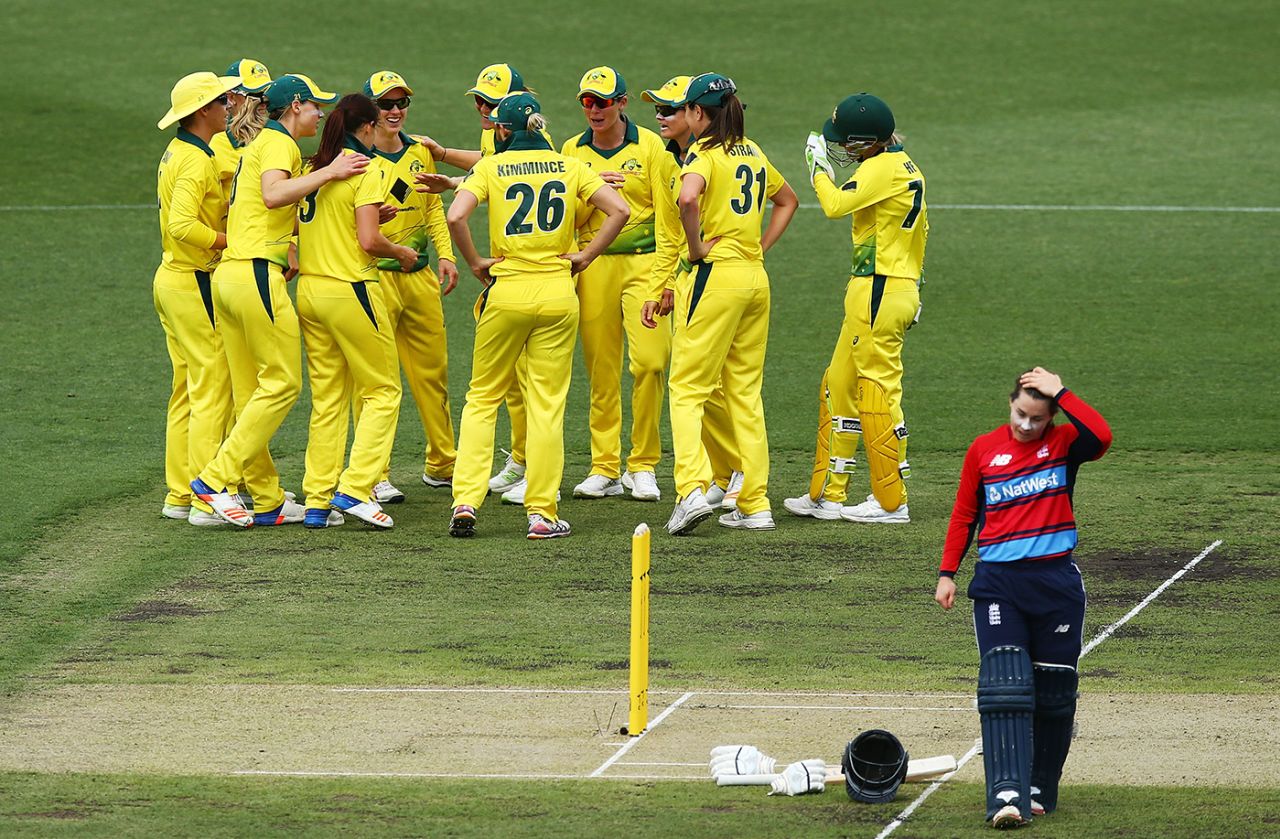 Australia huddle around to celebrate a wicket, Australia v England, Women's Ashes 2017-18, 2nd T20I, Canberra, November 19, 2017