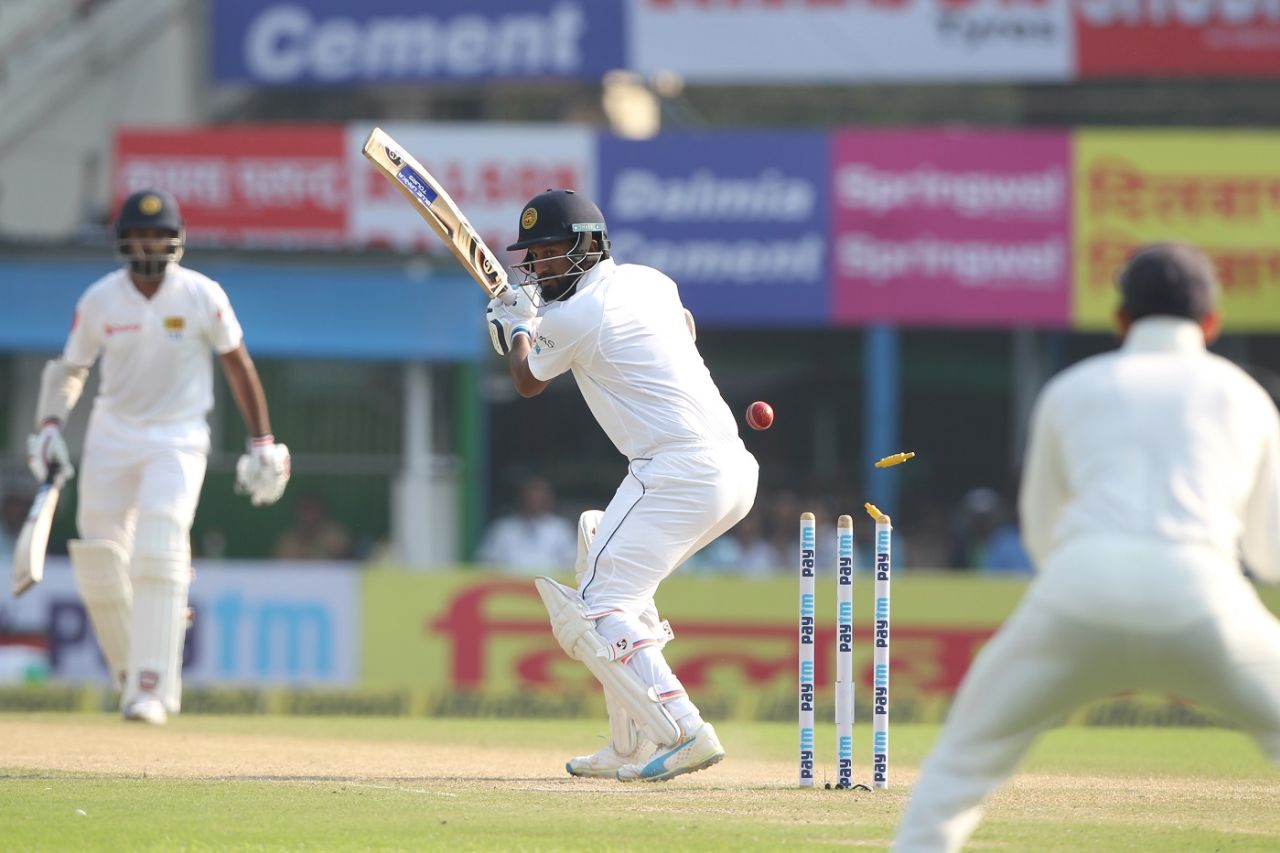 Dimuth Karunaratne chops on, India v Sri Lanka, 1st Test, Kolkata, 5th day, November 20, 2017