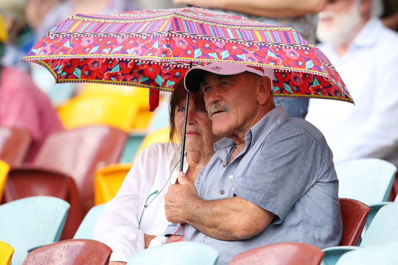 Fans wait in anticipation for play to resume after a protracted rain break, Australia v England, 1st Test, The Ashes 2017-18, 1st day, Brisbane, November 23, 2017