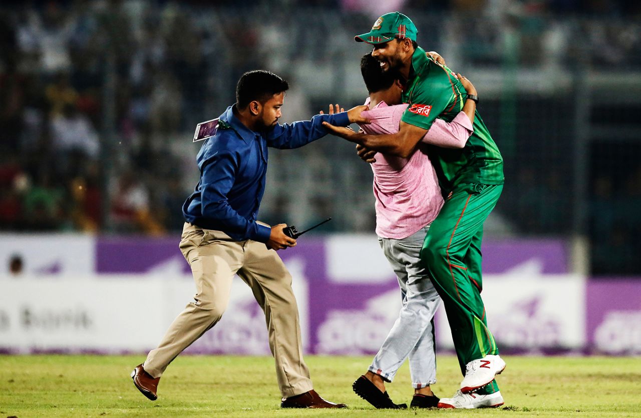 Mashrafe Mortaza asks security to stay away from a fan who invaded the field, Bangladesh v Afghanistan, 3rd ODI, Mirpur, October 1, 2016