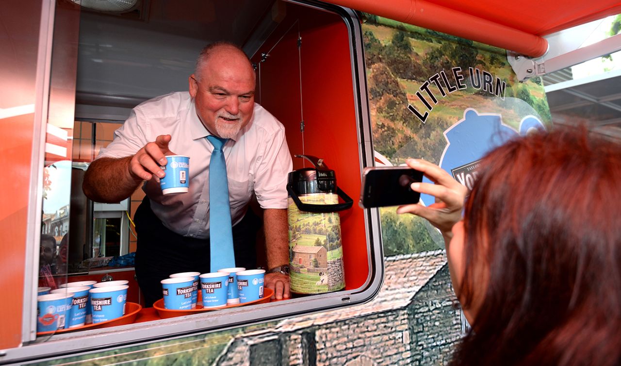 Mike Gatting offers tea to spectators, The Oval, August 23, 2008