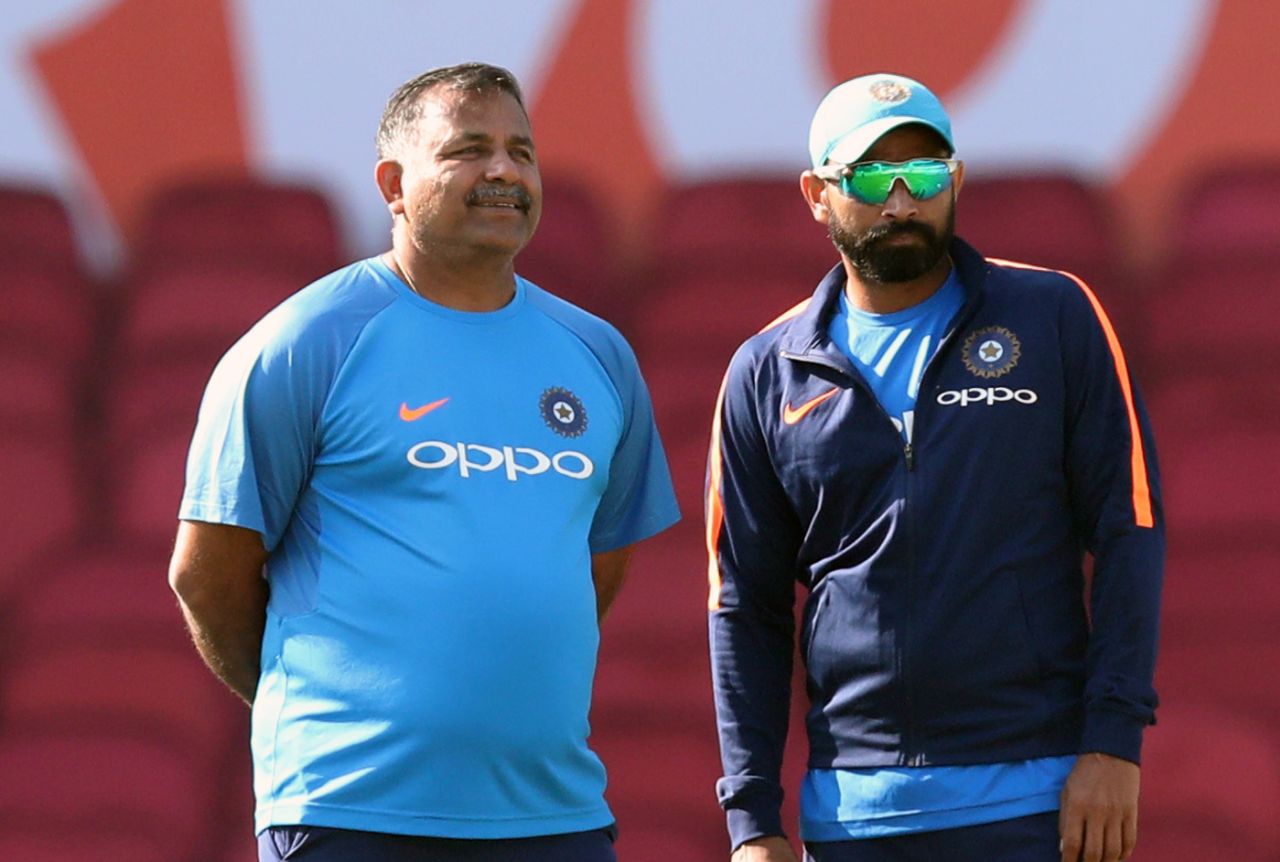 Mohammed Shami has a chat with India's bowling coach Bharat Arun, India v Sri Lanka, 2nd Test, Nagpur, 4th day, November 27, 2017