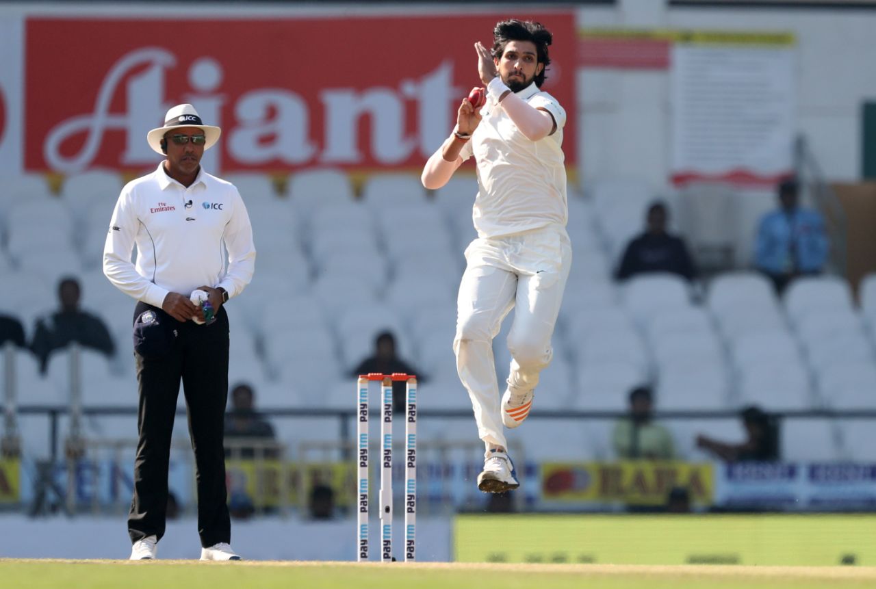 Ishant Sharma shared bowling duties with the spinners in the morning session of the penultimate day, India v Sri Lanka, 2nd Test, Nagpur, 4th day, November 27, 2017