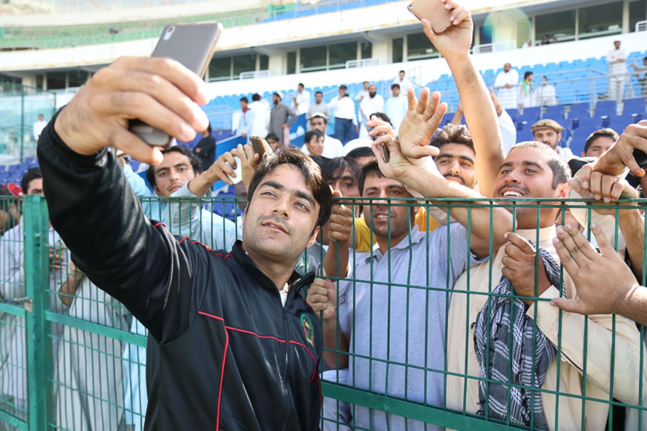 Rashid Khan takes more selfies with Afghanistan fans, UAE v Afghanistan, 2015-17 Intercontinental Cup, 4th day, Abu Dhabi, December 2, 2017