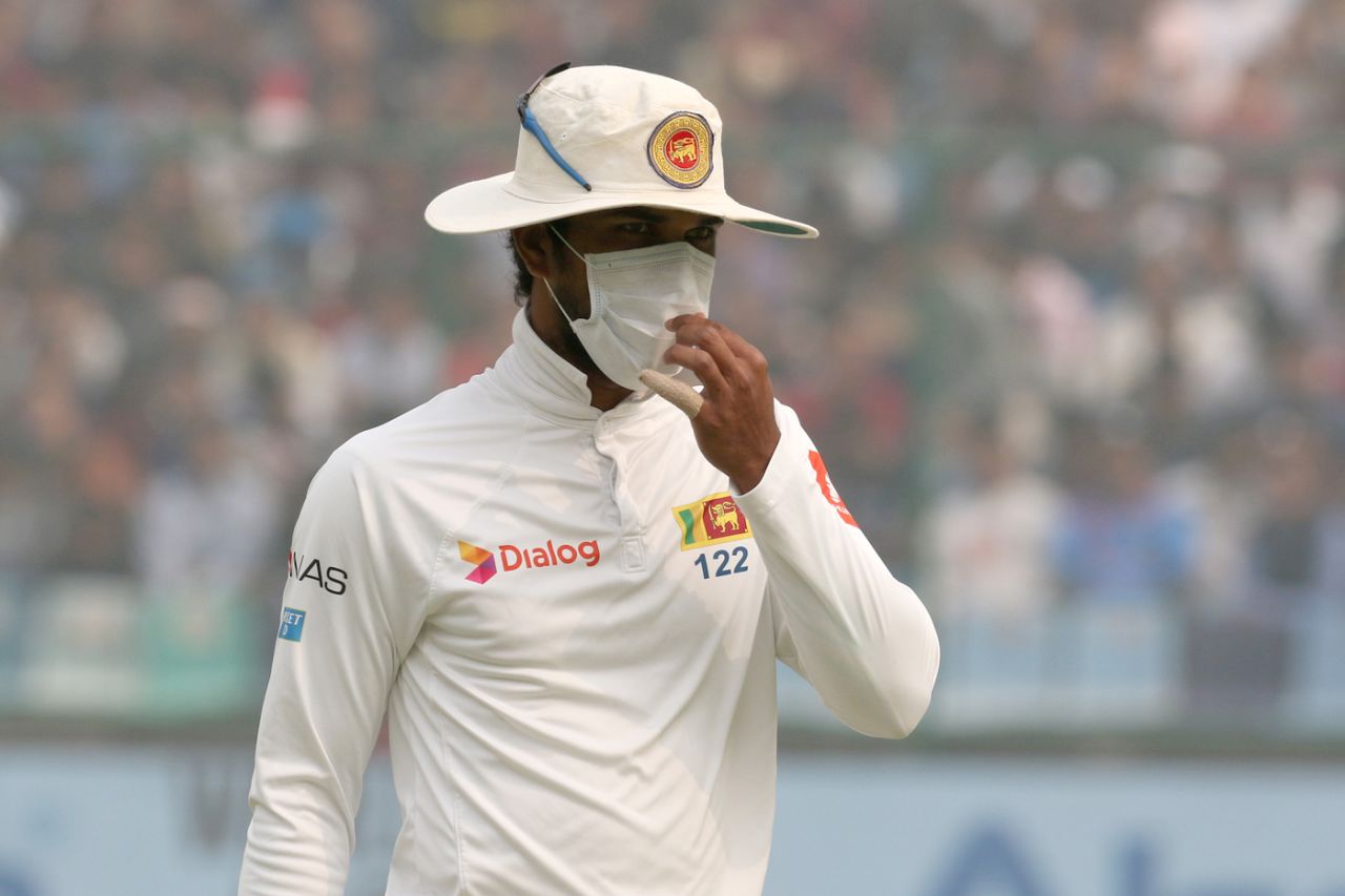 Dinesh Chandimal walks off the field donning an anti-pollution mask, India v Sri Lanka, 3rd Test, Delhi, 2nd day, December 3, 2017
