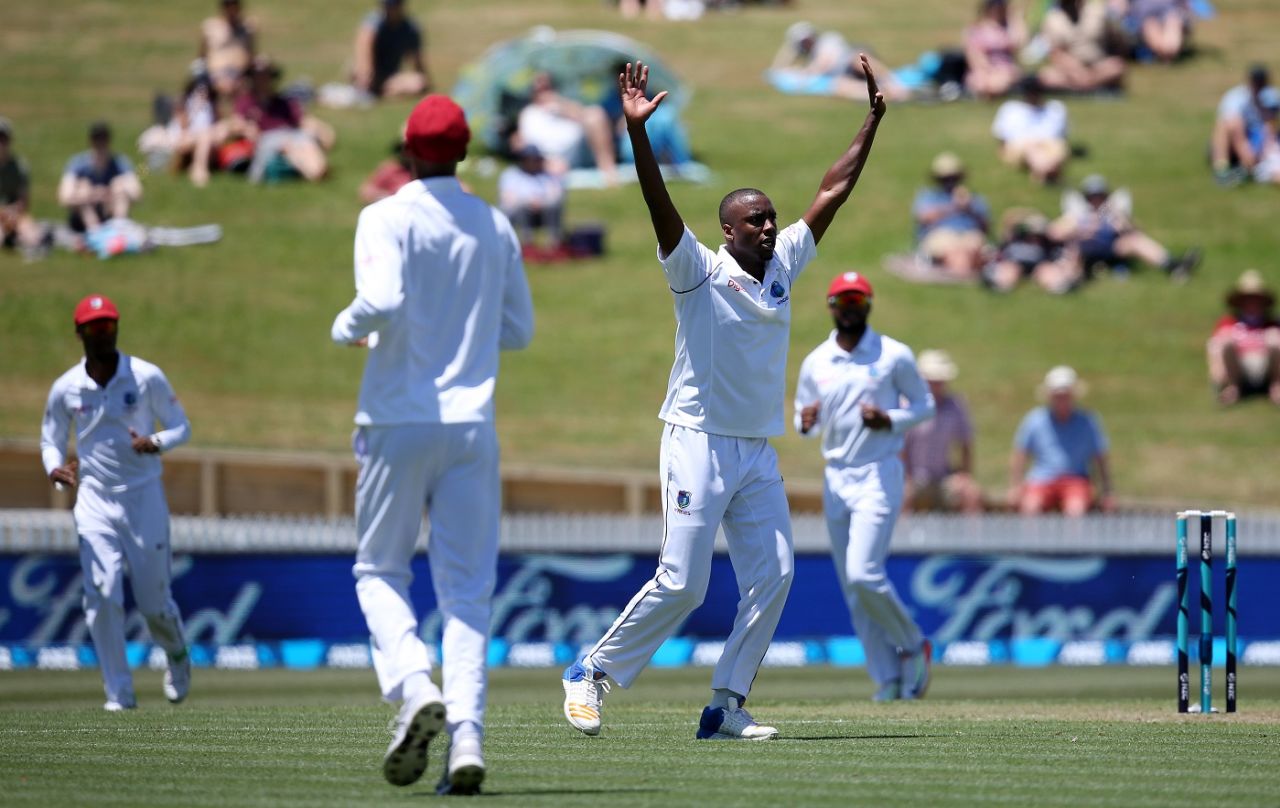 Miguel Cummins took out Tom Latham with a short ball, New Zealand v West Indies, 2nd Test, Hamilton, 1st day, December 9, 2017
