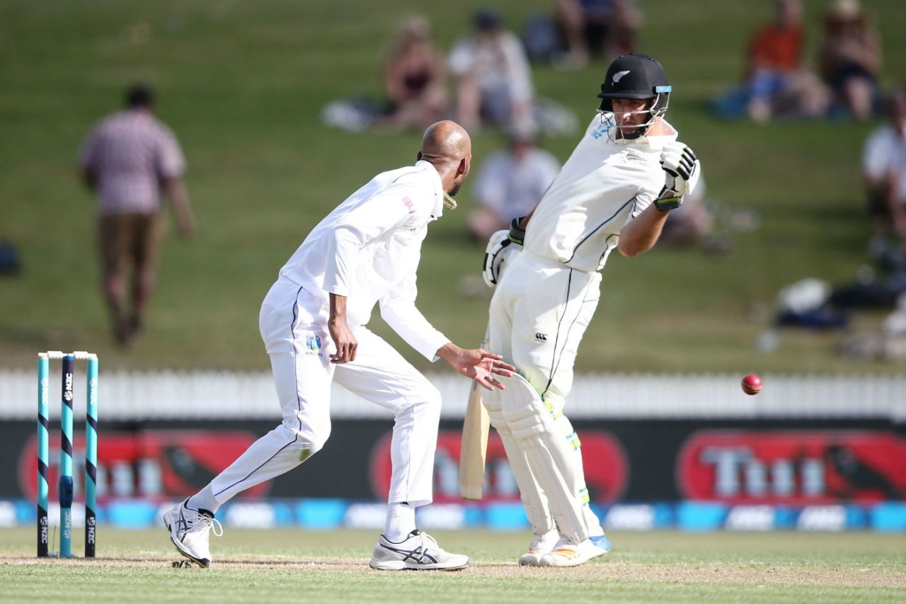 A game of cat and mouse between Roston Chase and Colin de Grandhomme, New Zealand v West Indies, 2nd Test, 1st day, Hamilton, December 9, 2017