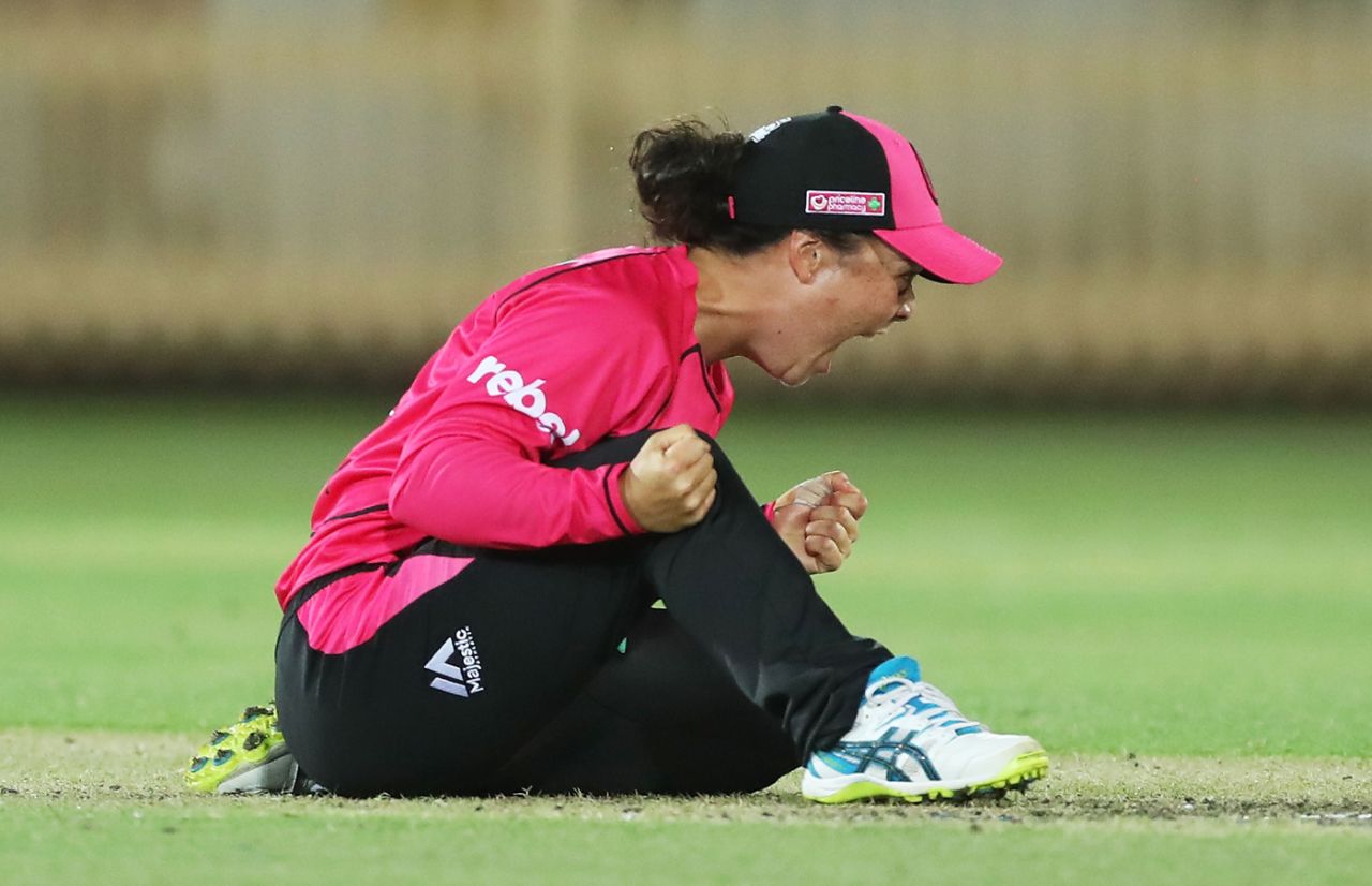 Lauren Smith is ecstatic upon trapping Lizelle Lee in front, Melbourne Stars v Sydney Sixers, WBBL 2017-18, Sydney, December 9, 2017