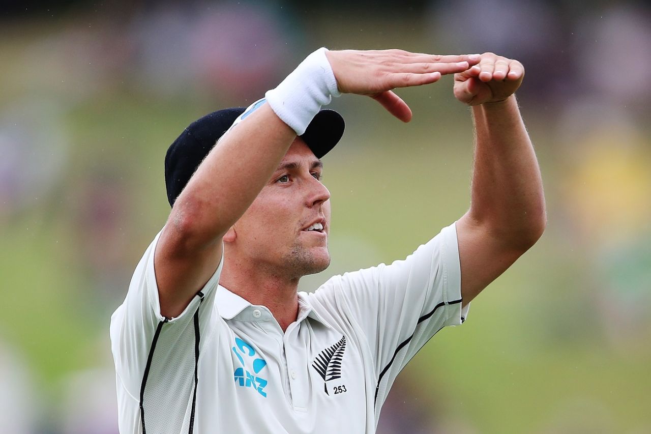 Trent Boult gestures to the dressing room, New Zealand v West Indies, 2nd Test, Hamilton, 2nd day, December 10, 2017