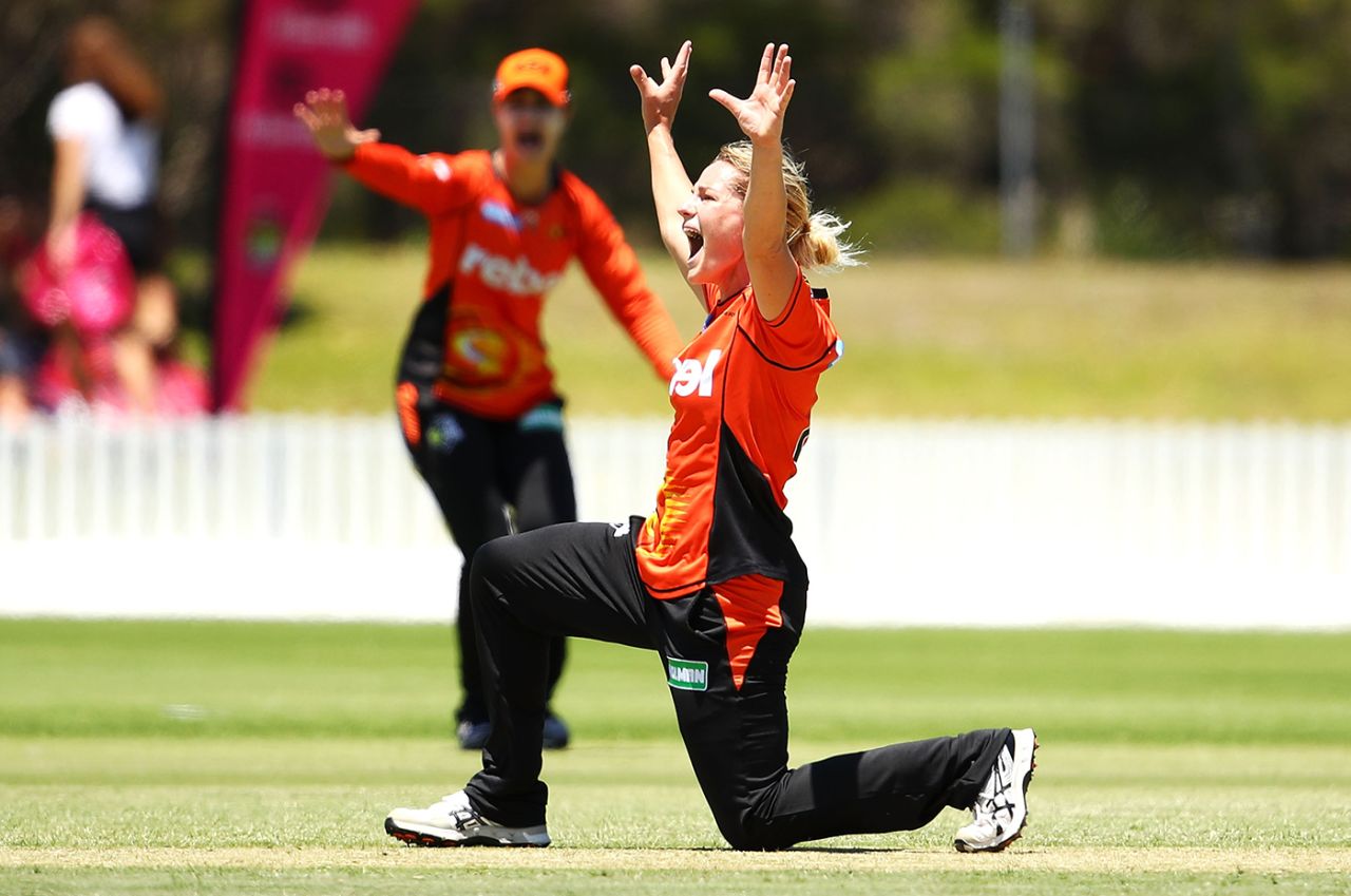 Katherine Brunt was busy on the field, with two wickets and a run-out, Sydney Sixers v Perth Scorchers, Women's Big Bash League 2017-18, Wollongong, December 12, 2017