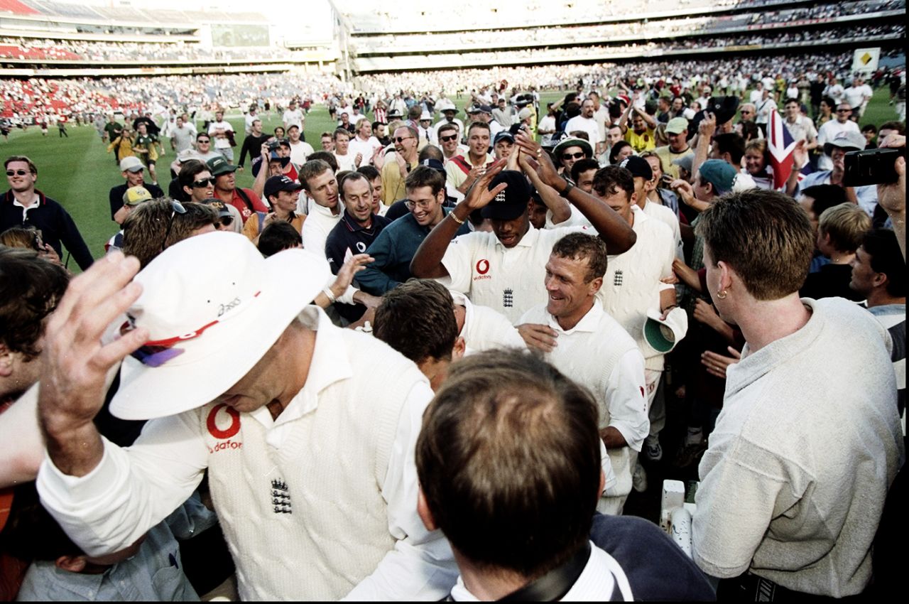 England walk back through celebrating fans, Australia v England, 4th Test, Melbourne, 4th day, December 29, 1998