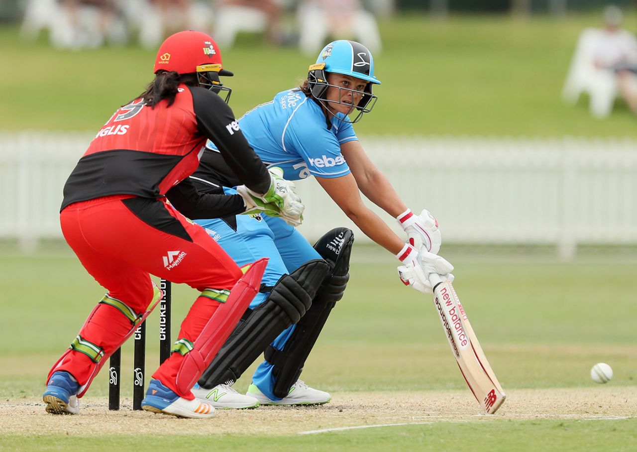 Suzie Bates steers the ball on the off side, Adelaide Strikers v Melbourne Renegades, Women's Big Bash League 2017-18, Adelaide, December 17, 2017