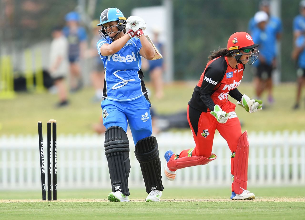 Suzie Bates was dejected after falling at a crucial juncture in the Adelaide Strikers chase, Adelaide Strikers v Melbourne Renegades, Women's Big Bash League 2017-18, Adelaide, December 17, 2017