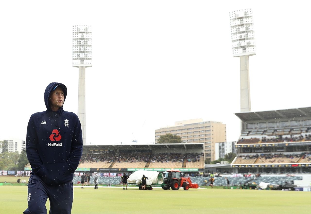 Joe Root takes cover from the rain, Australia v England, 3rd Test, Perth, 5th day, December 18, 2017