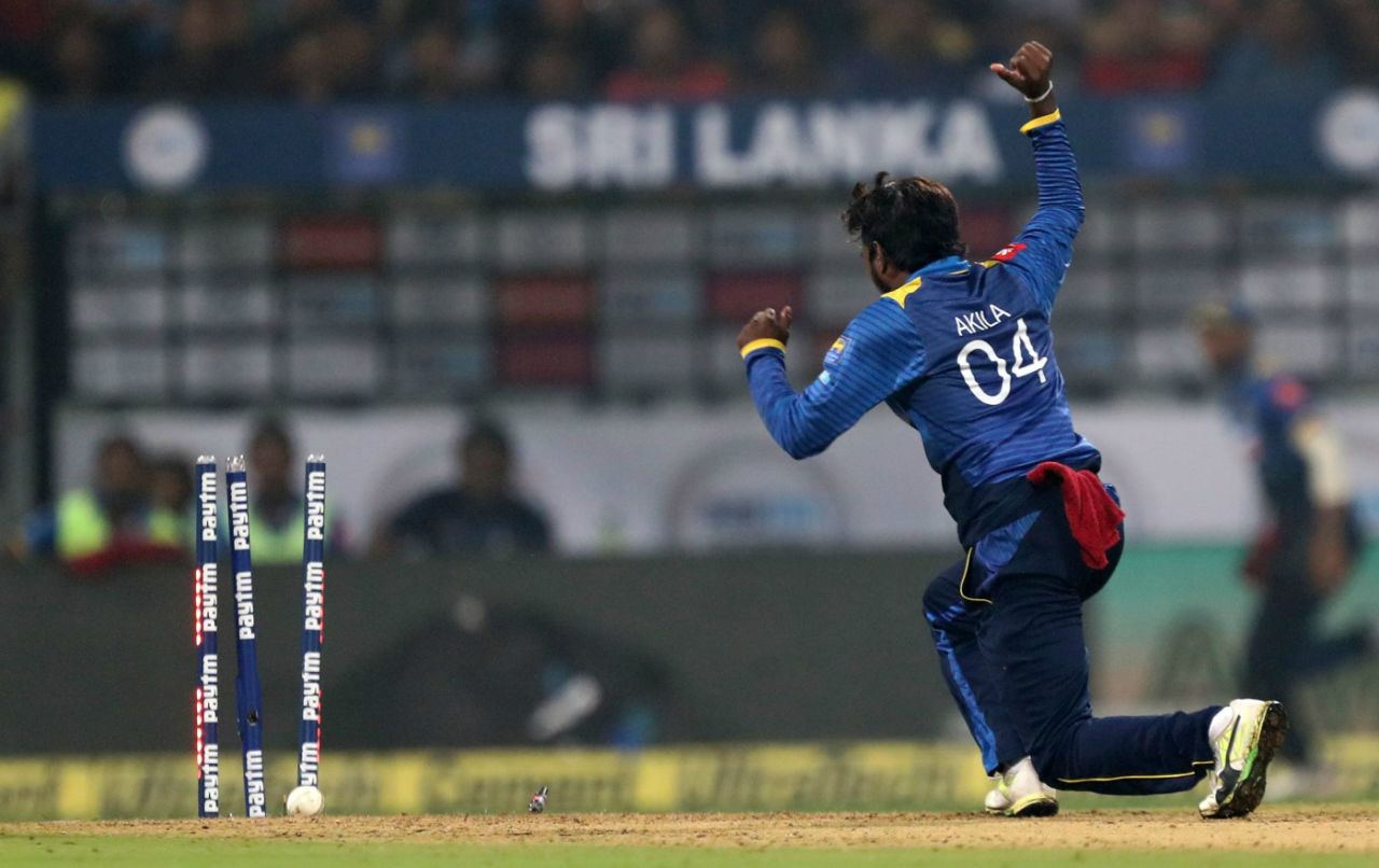Akila Dananjaya ran out Shreyas Iyer at the bowler's end, India v Sri Lanka, 3rd T20I, Mumbai, December 24, 2017
