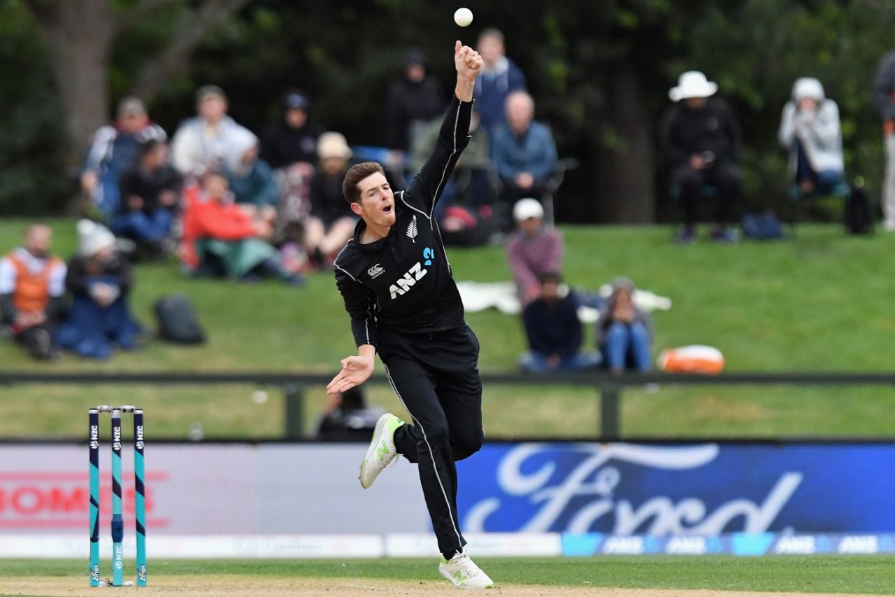 Mitchell Santner tosses one up, New Zealand v West Indies, 3rd ODI, Christchurch, December 26, 2017