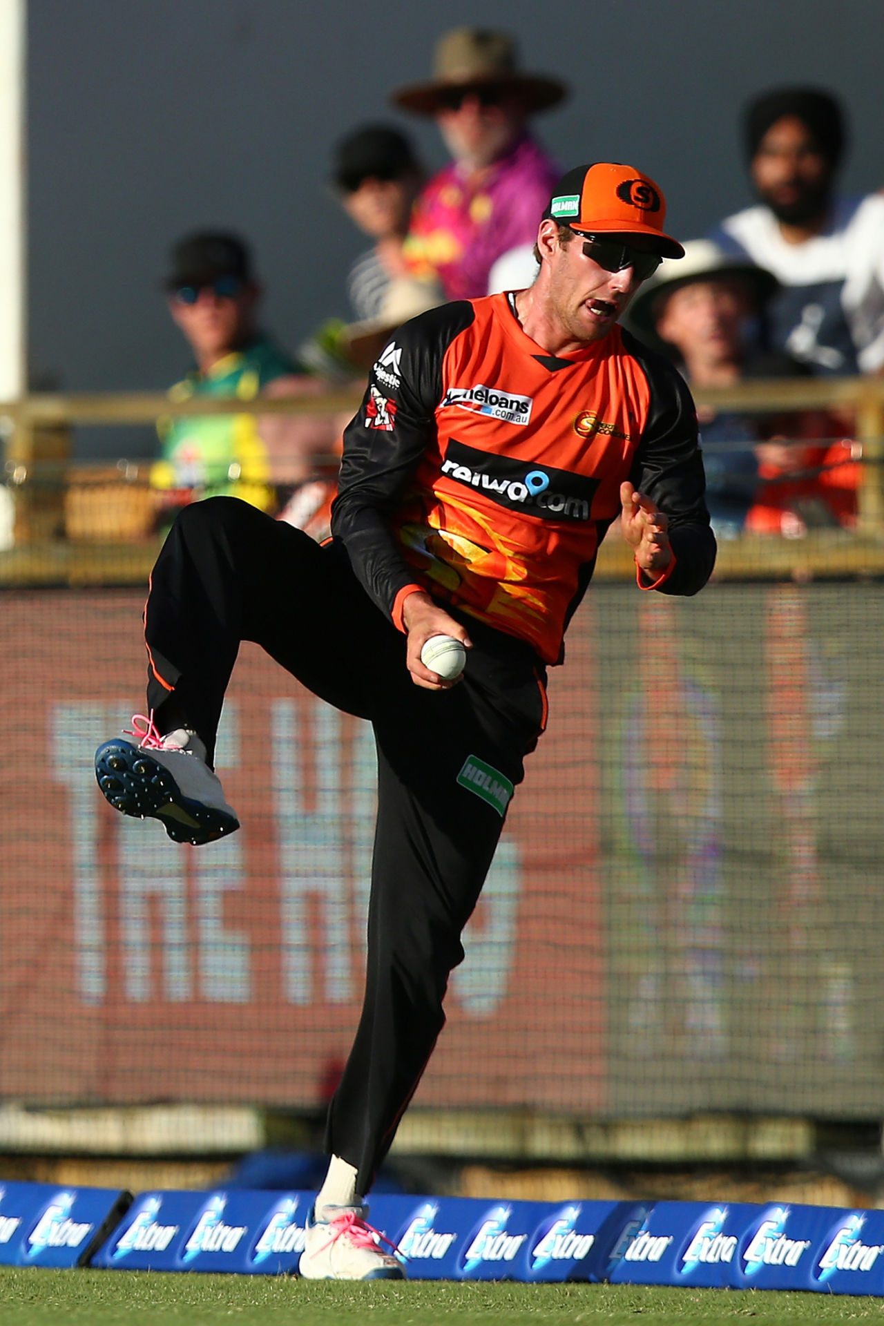 William Bosisto juggled a catch across the boundary rope to dismiss Peter Handscomb, Perth Scorchers v Melbourne Stars, BBL 2017-18, Perth, December 26, 2017