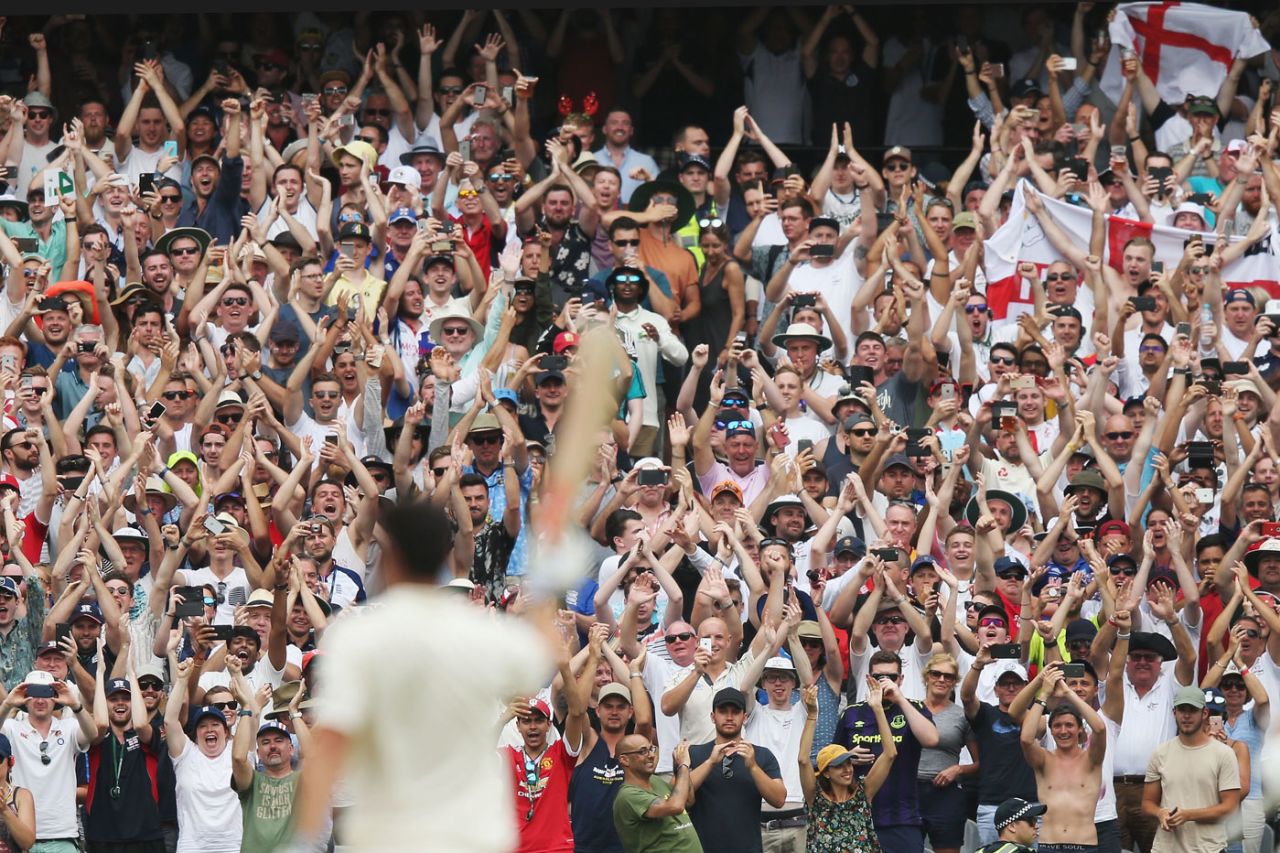 The crowd applauds Alastair Cook's double century, Australia v England, 4th Ashes Test, Melbourne, 3rd day, December 28, 2017