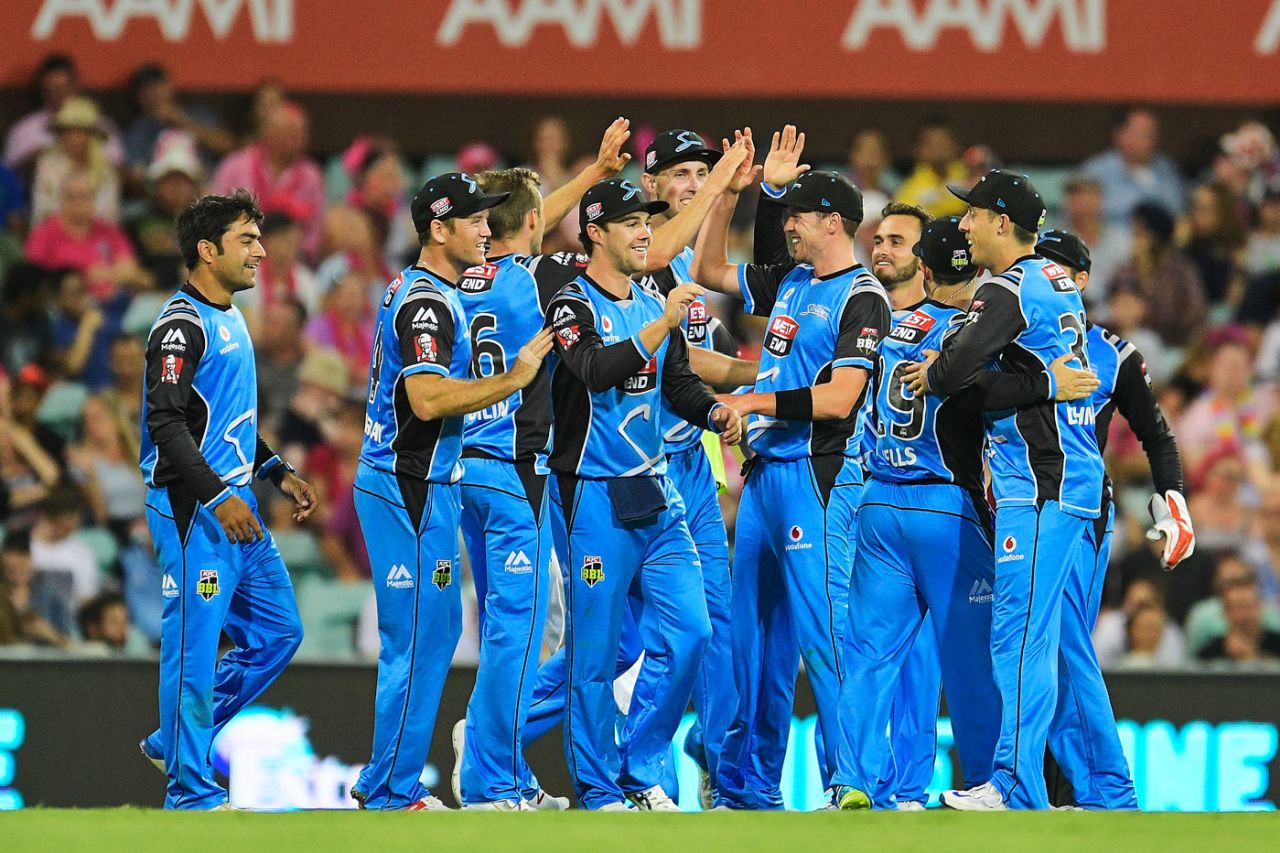 Adelaide Strikers players celebrate a wicket, Sydney Sixers v Adelaide Strikers, Big Bash League 2017-18, Sydney, December 28, 2017