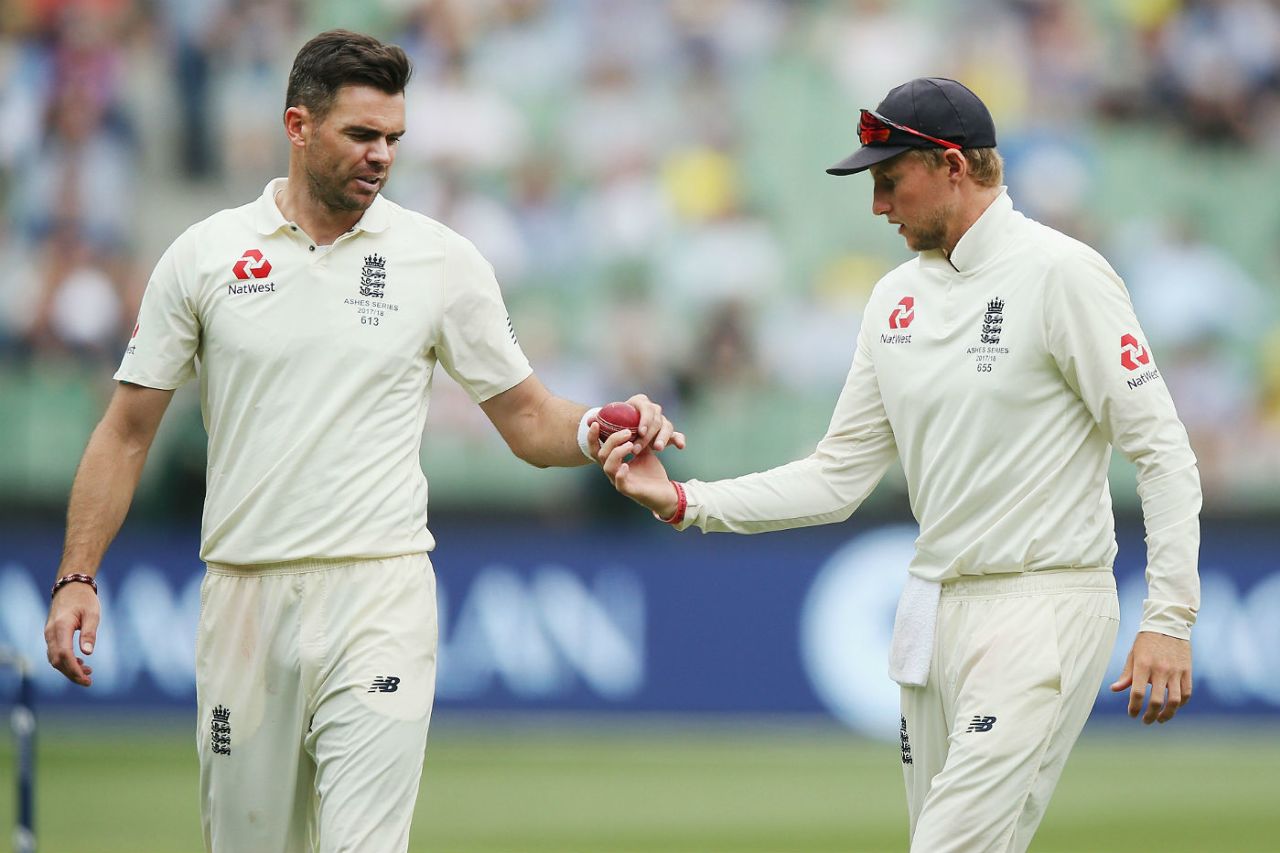 James Anderson and Joe Root inspect the ball, Australia v England, 4th Ashes Test, Melbourne, 4th day, December 29, 2017