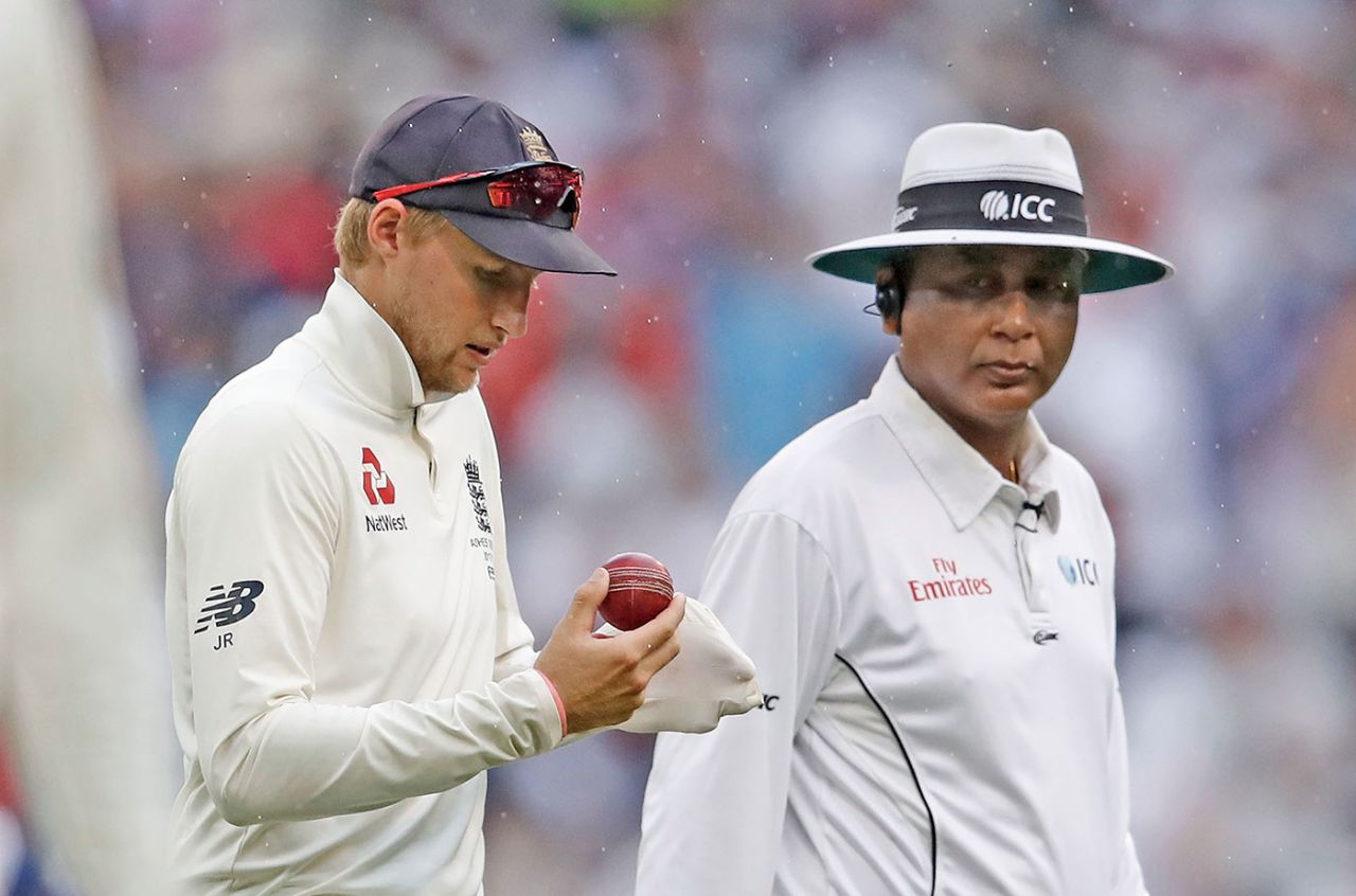 The umpires kept a close eye on the ball, Australia v England, 4th Ashes Test, Melbourne, 4th day, December 29, 2017