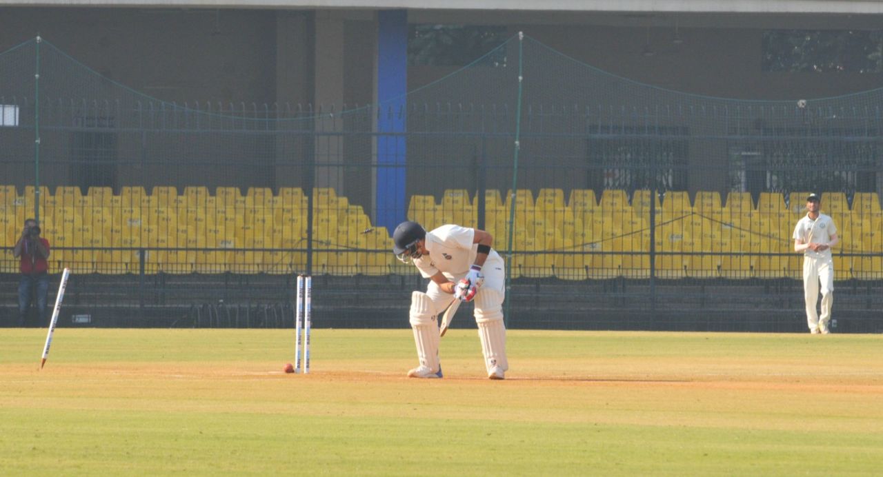 Dhruv Shorey was bowled by Rajneesh Gurbani, Delhi v Vidarbha, Ranji Trophy final, Indore, 2nd day, December 30, 2017