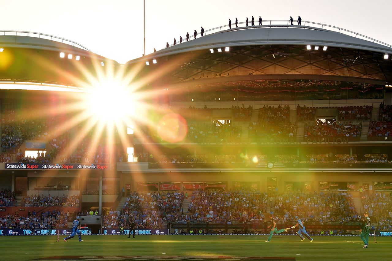 The sun sets over Adelaide Oval, Adelaide Strikers v Brisbane Heat, bbl 2017-18, Adelaide, December 31, 2017