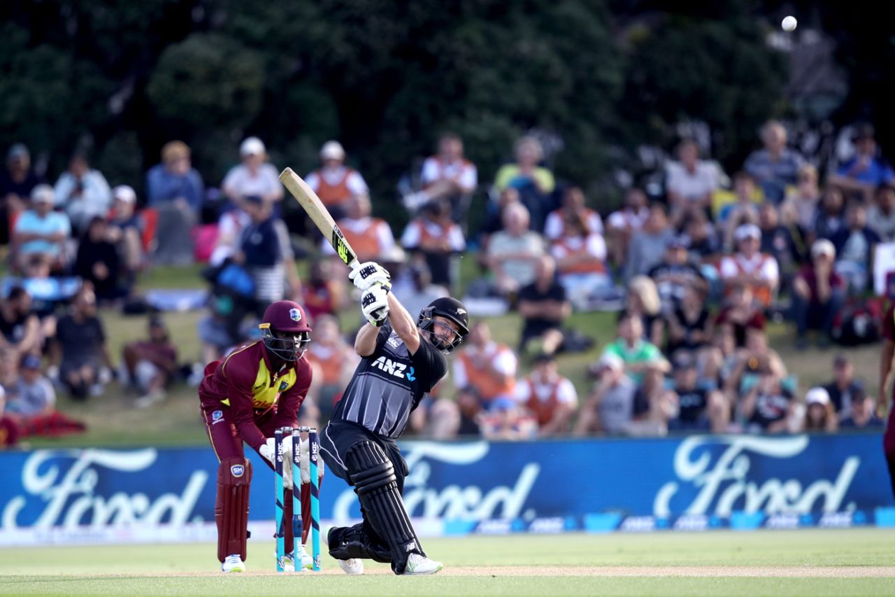 Colin Munro launches one high and far, New Zealand v West Indies, 3rd T20I, Mount Maunganui