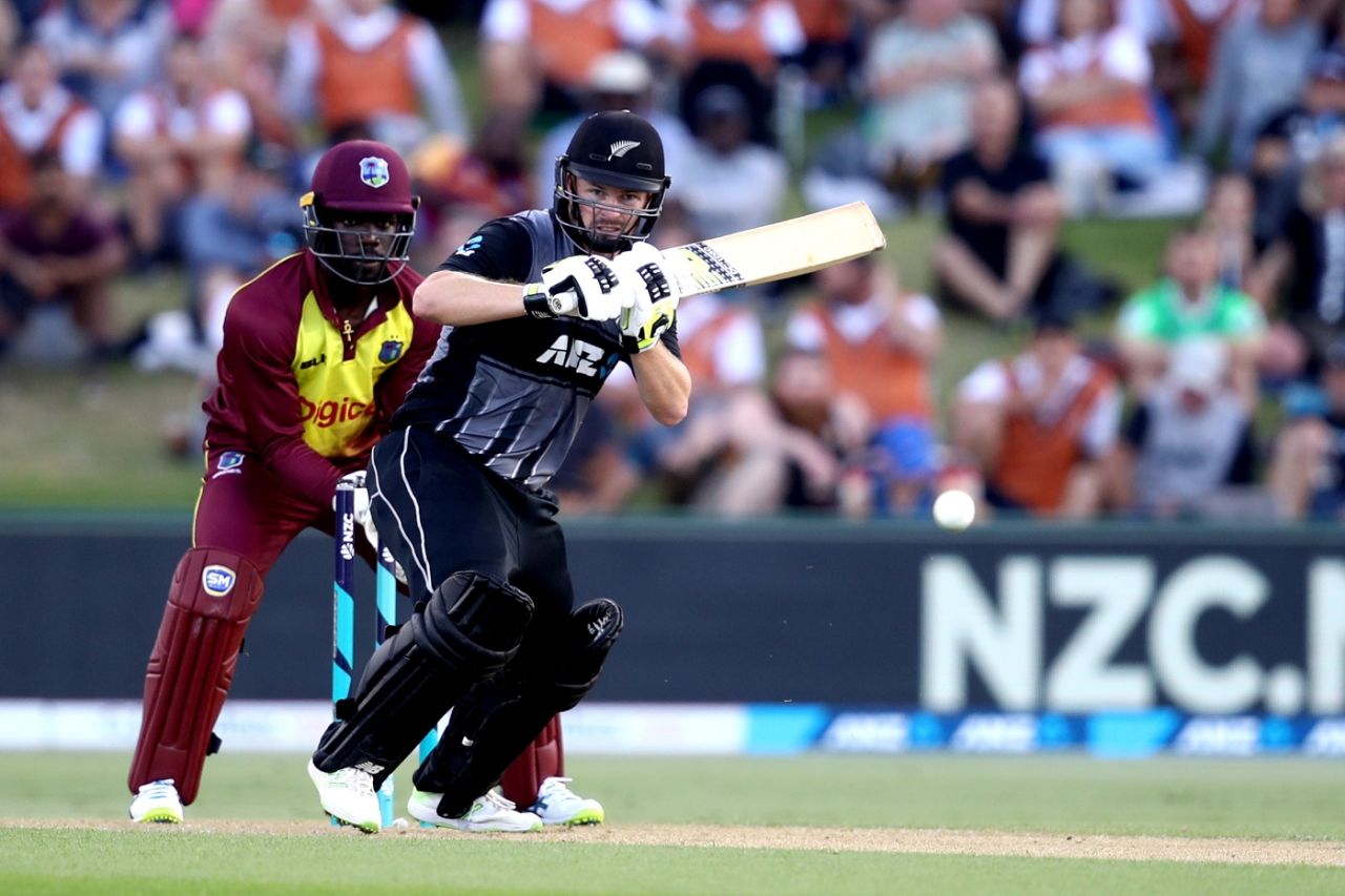 Colin Munro hits down the ground, New Zealand v West Indies, 3rd T20I, Mount Maunganui