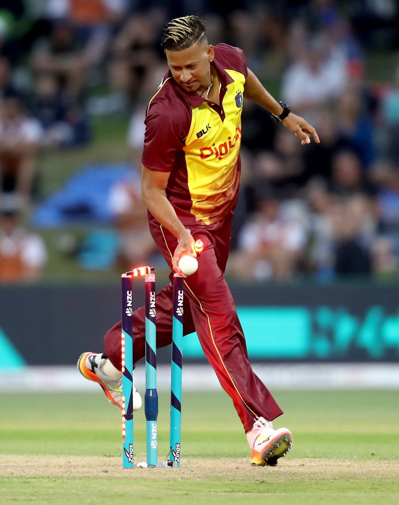 Rayad Emrit ran out Anaru Kitchen on T20I debut, New Zealand v West Indies, 3rd T20I, Mount Maunganui