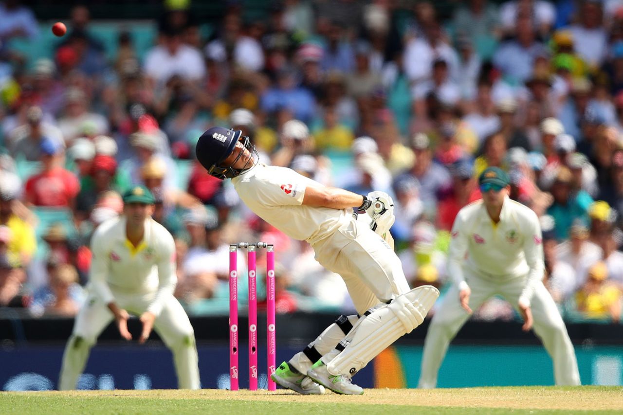 Dawid Malan sways out of the line to a short ball, Australia v England, 5th Ashes Test, Sydney, 1st day, January 4, 2018