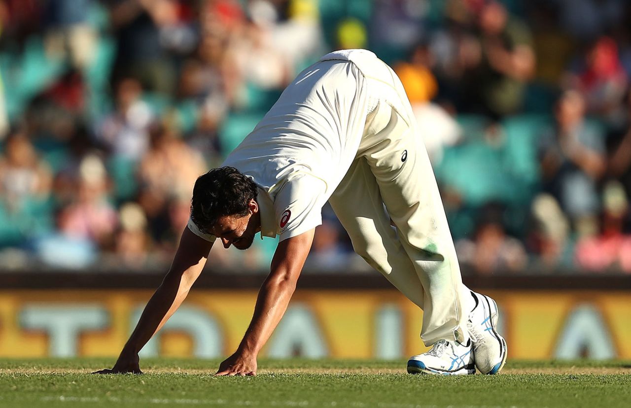 Mitchell Starc did not look comfortable before the new ball was taken, Australia v England, 5th Ashes Test, Sydney, 1st day, January 4, 2018