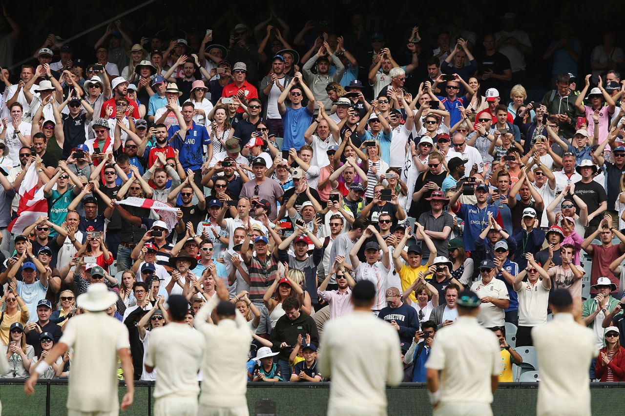 The England players acknowledge their supporters, Australia vs England, fourth Test, MCG, December 28, 2017