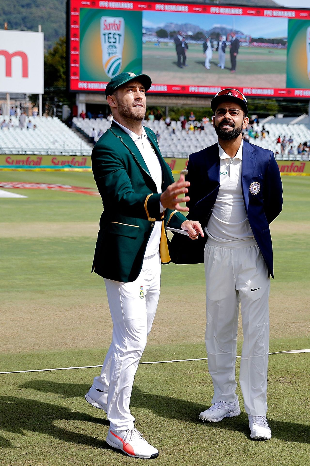 Faf du Plessis tosses the coin under Virat Kohli's eyes, South Africa v India, 1st Test, Cape Town, 1st day, January 5, 2017