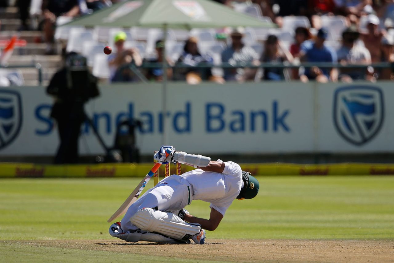 Keshav Maharaj contorts to get under a bouncer, South Africa v India, 1st Test, Cape Town, 1st day, January 5, 2017