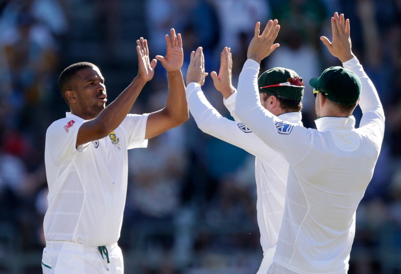 Vernon Philander troubled the India openers early and took out M Vijay in his third over, South Africa v India, 1st Test, Cape Town, 1st day, January 5, 2017