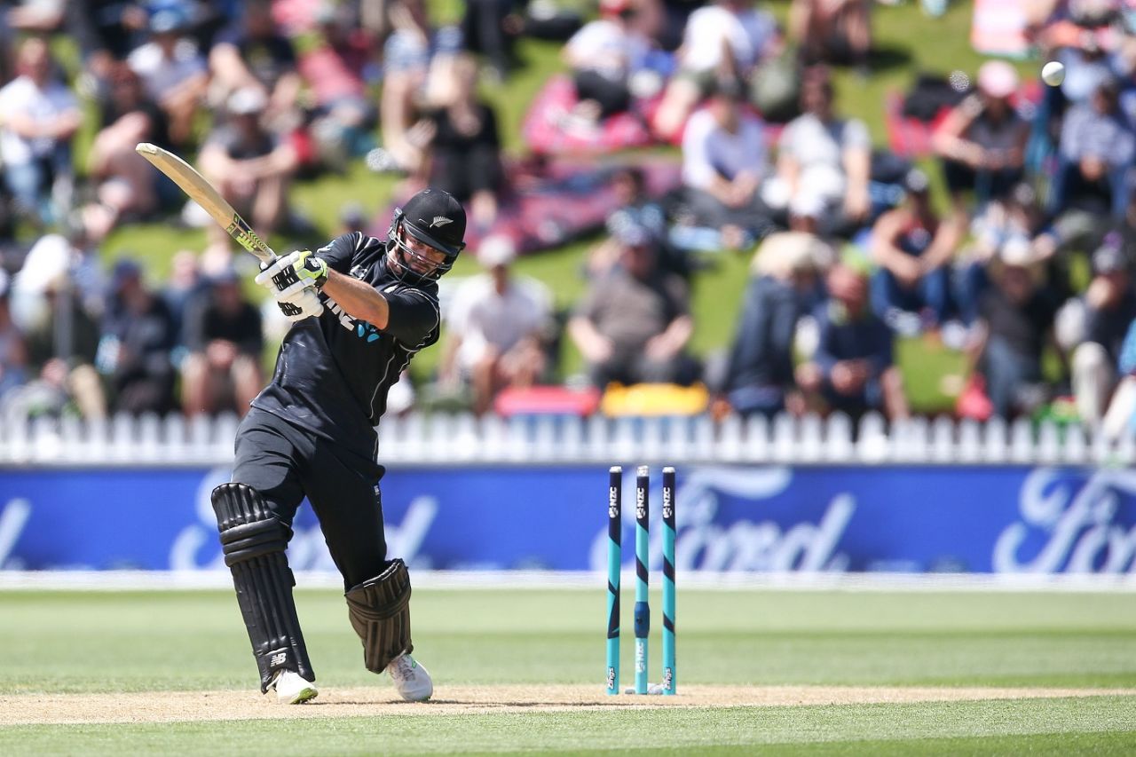 Colin Munro creams one through cover, New Zealand v Pakistan, 1st ODI, Wellington, January 6, 2018