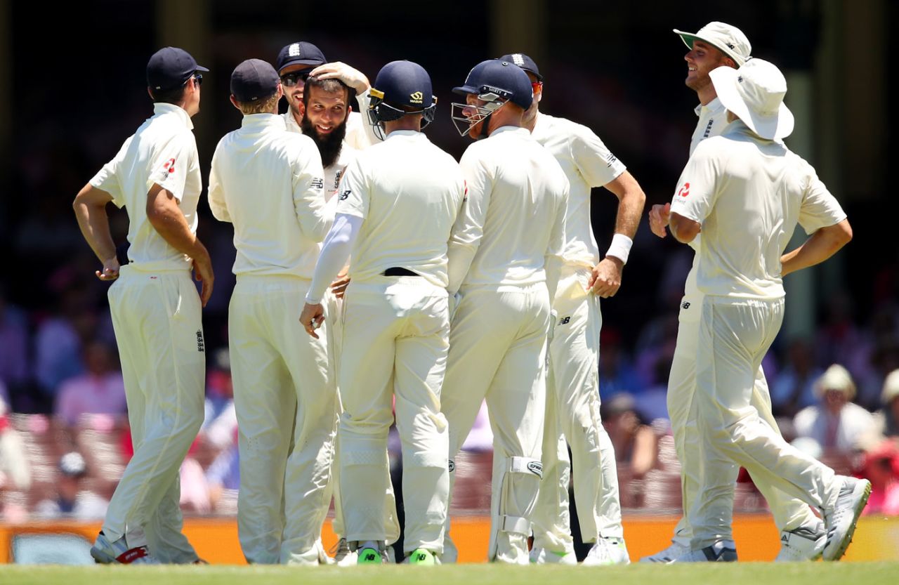 Moeen Ali was mobbed after removing Steven Smith, Australia v England, 5th Test, Sydney, 3rd day, January 6, 2017