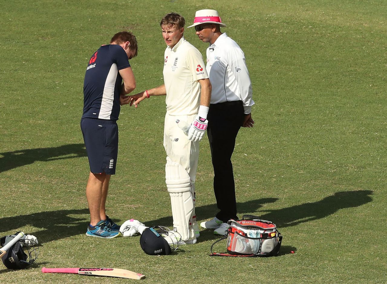 Joe Root needed some treatment after taking a blow to the finger, Australia v England, 5th Test, Sydney, 4th day, January 7, 2018