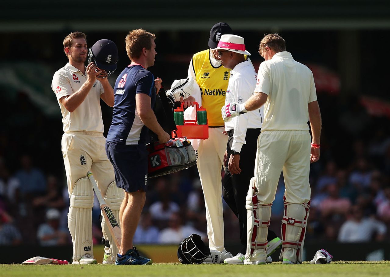 The players took extra drinks breaks on the fourth day in record heat, Australia v England, 5th Test, Sydney, 4th day, January 7, 2018