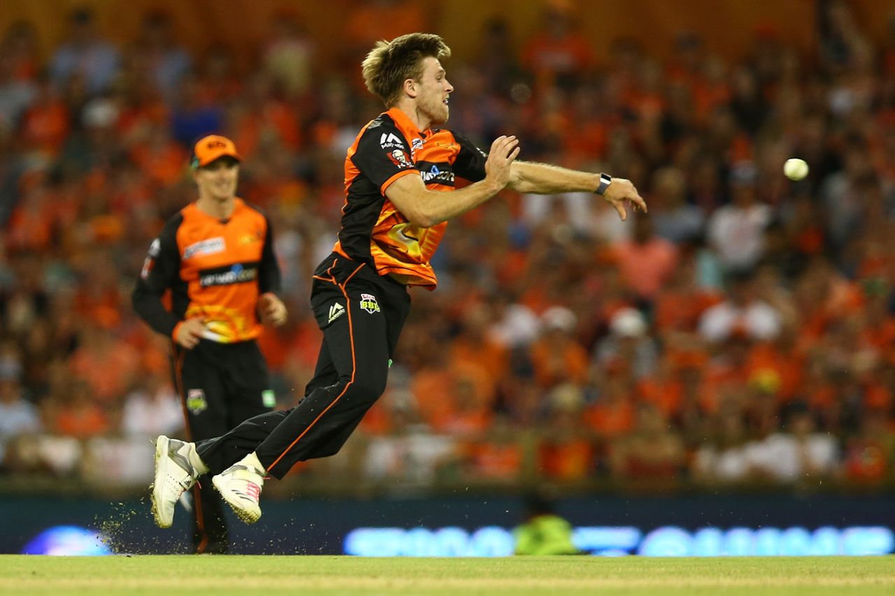 David Willey is airborne while having a shy at the stumps, Melbourne Renegades v Perth Scorchers, BBL 2017-18, Perth, January 8, 2018 